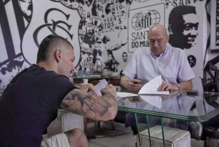 Alison assina com o Santos, mas volante precisa de tempo para ficar à disposição