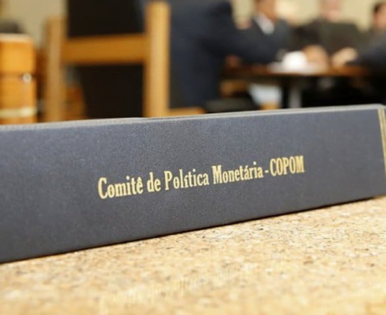 Copom no radar: Ibovespa futuro inicia semana com volatilidade enquanto o dólar tenta se manter abaixo dos R$ 4,80