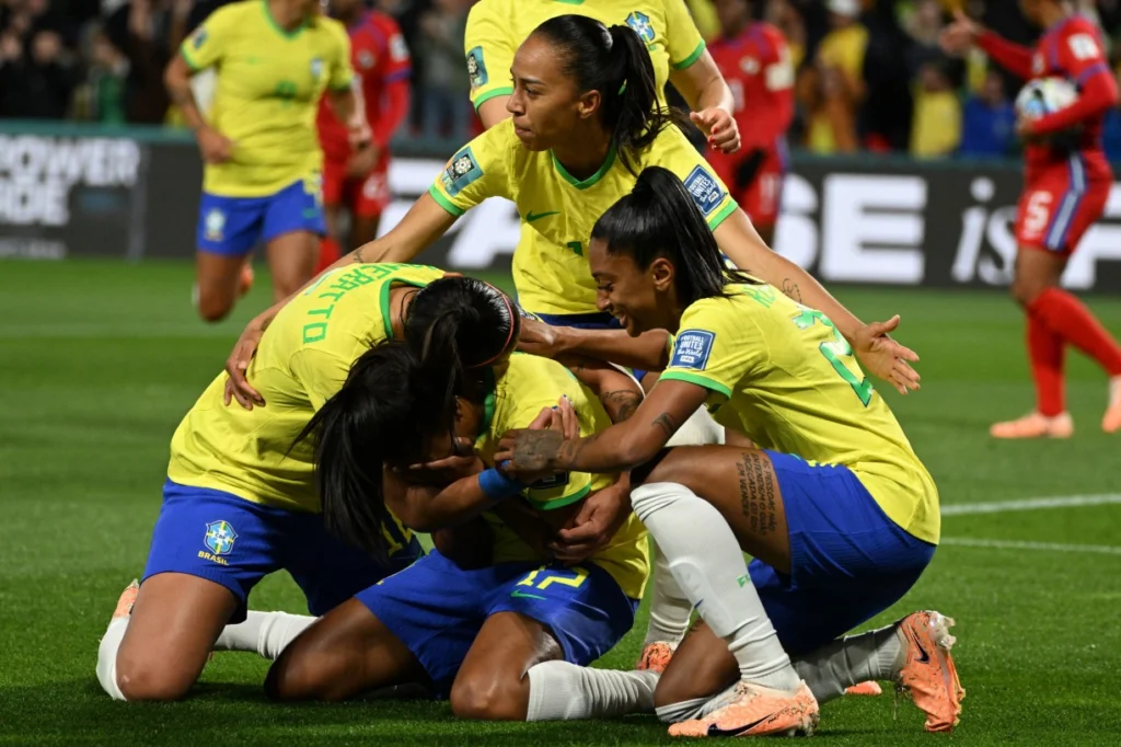 Brasil estreia com vitória apertada na Copa de futebol feminino