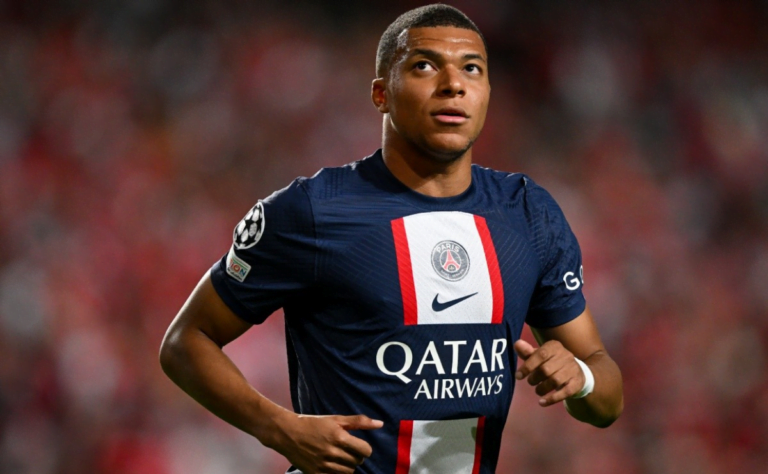 Mbappé é reintegrado ao elenco do PSG após afastamento na pré-temporada